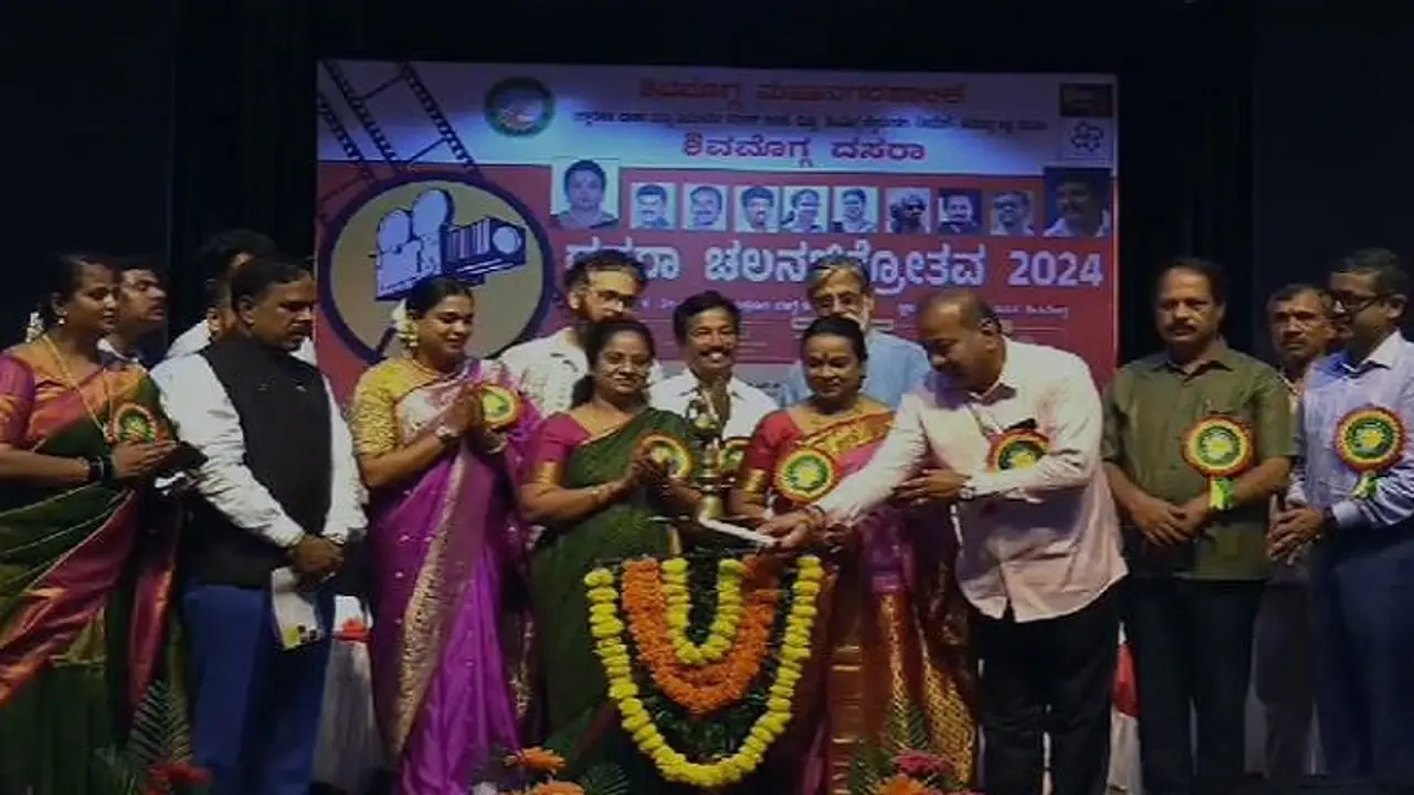 ಸಿನಿಮಾ ತಾರೆಯರಿಂದ ಕಳೆಗಟ್ಟಿದ ಶಿವಮೊಗ್ಗ ದಸರಾ: ನಟಿ ಉಮಾಶ್ರೀ, ಭೀಮಾ ಖ್ಯಾತಿಯ ಪ್ರಿಯಾ ಕಣ್ತುಂಬಿಕೊಂಡ ಜನ!