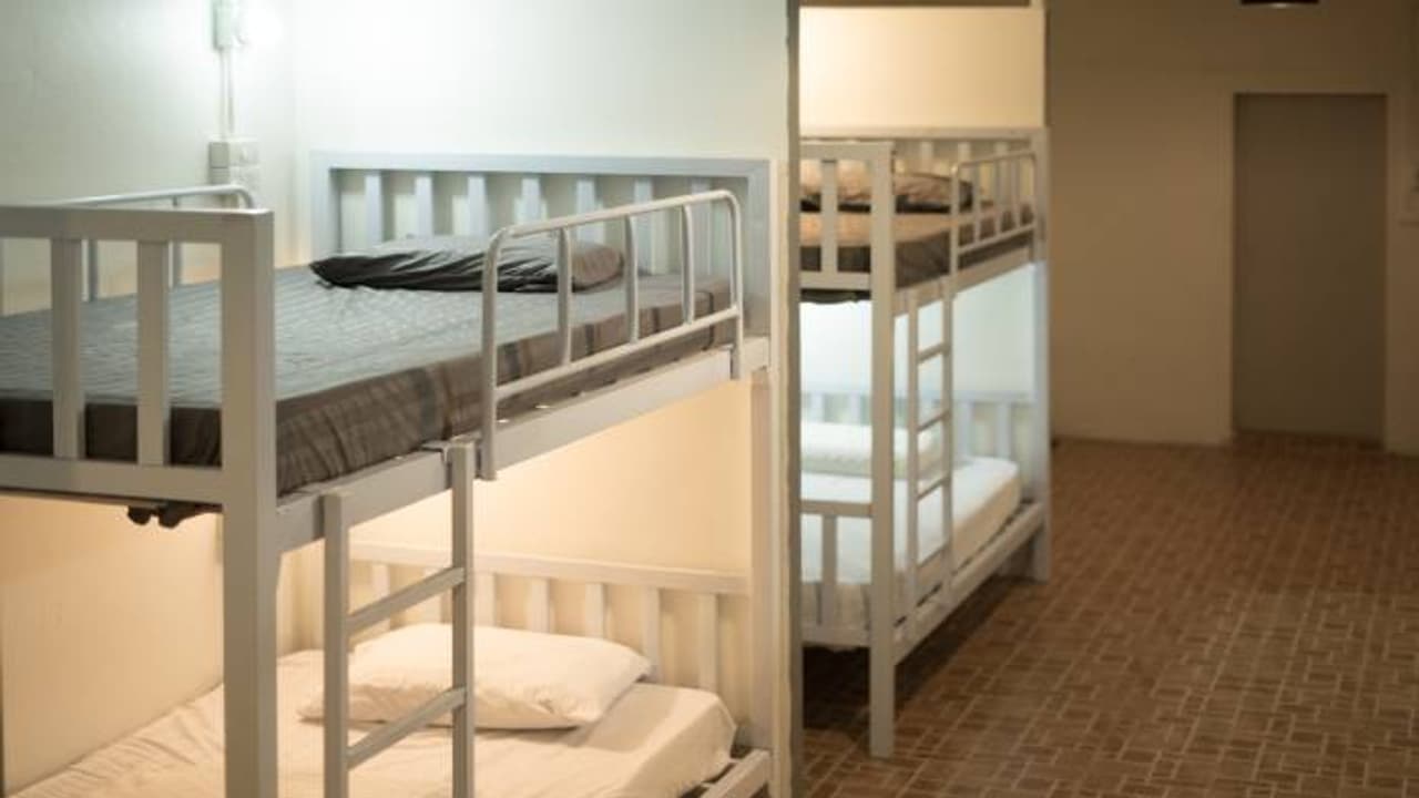 രാത്രിയായാൽ അപരിചിതരായ ആണുങ്ങളെത്തും, വാതിലിൽ മുട്ടും, ശുചിമുറിയിൽ പോലും പോവാനാവാതെ പെൺകുട്ടികൾ