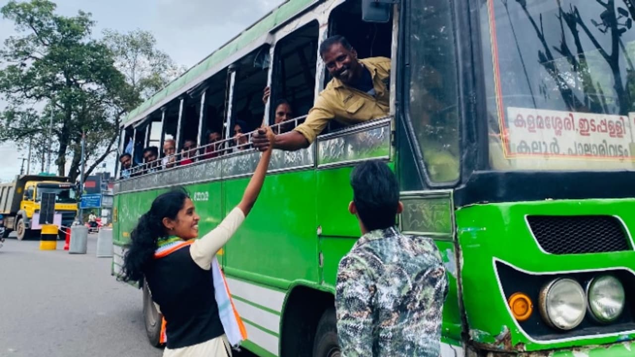 വിജയാഘോഷത്തിനിടയിലെ ഇരട്ടിമധുരം; ചെയർപേഴ്സണായി വിജയിച്ച മകൾക്ക് റോഡിൽവെച്ച് ആശംസകൾ നേർന്ന് ബസ് ഡ്രൈവറായ അച്ഛൻ വിജയാഘോഷത്തിനിടയിലെ ഇരട്ടിമധുരം; ചെയർപേഴ്സണായി വിജയിച്ച മകൾക്ക് റോഡിൽവെച്ച് ആശംസകൾ നേർന്ന് ബസ് ഡ്രൈവറായ അച്ഛൻ