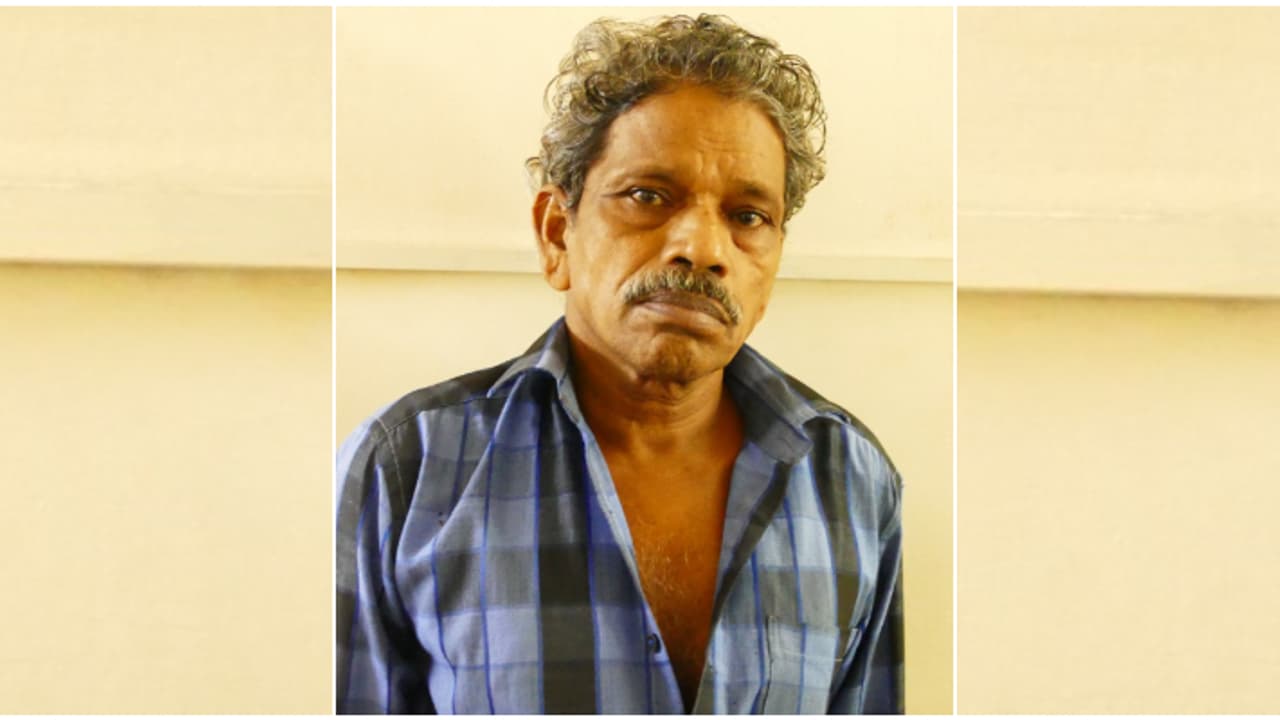 നാളെ പരോൾ തീരും, വീട്ടിൽ ബിജെപി പ്രവർത്തകനായ കൊലക്കേസ് പ്രതിയുടെ ചാരായം വാറ്റൽ; പൊലീസിനെ കണ്ടതോടെ രക്ഷപെട്ടു നാളെ പരോൾ തീരും, വീട്ടിൽ ബിജെപി പ്രവർത്തകനായ കൊലക്കേസ് പ്രതിയുടെ ചാരായം വാറ്റൽ; പൊലീസിനെ കണ്ടതോടെ രക്ഷപെട്ടു