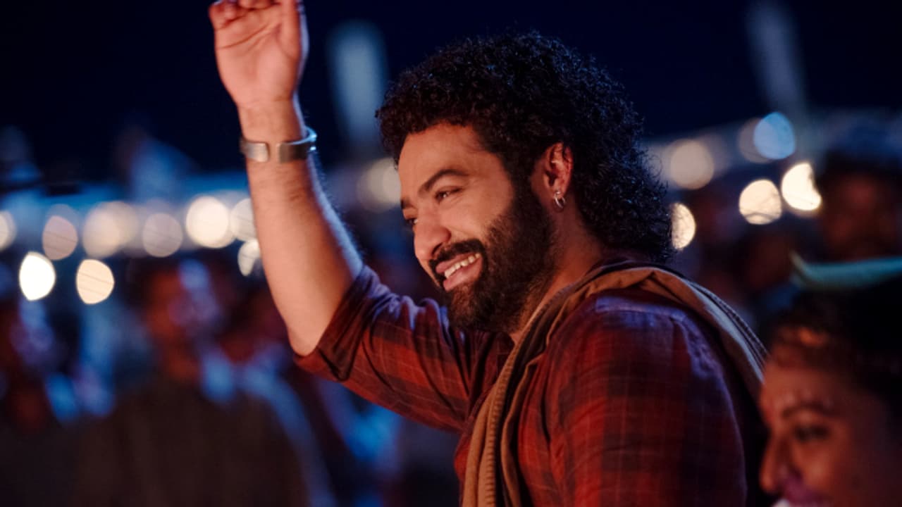 കരിയറിലെ ഏറ്റവും വലിയ സോളോ ഹിറ്റുമായി ജൂനിയർ എൻടിആർ; 'ദേവര' ഒരാഴ്ച എത്ര നേടി? പ്രഖ്യാപനവുമായി നിര്മ്മാതാക്കൾ കരിയറിലെ ഏറ്റവും വലിയ സോളോ ഹിറ്റുമായി ജൂനിയർ എൻടിആർ; 'ദേവര' ഒരാഴ്ച എത്ര നേടി? പ്രഖ്യാപനവുമായി നിര്മ്മാതാക്കൾ