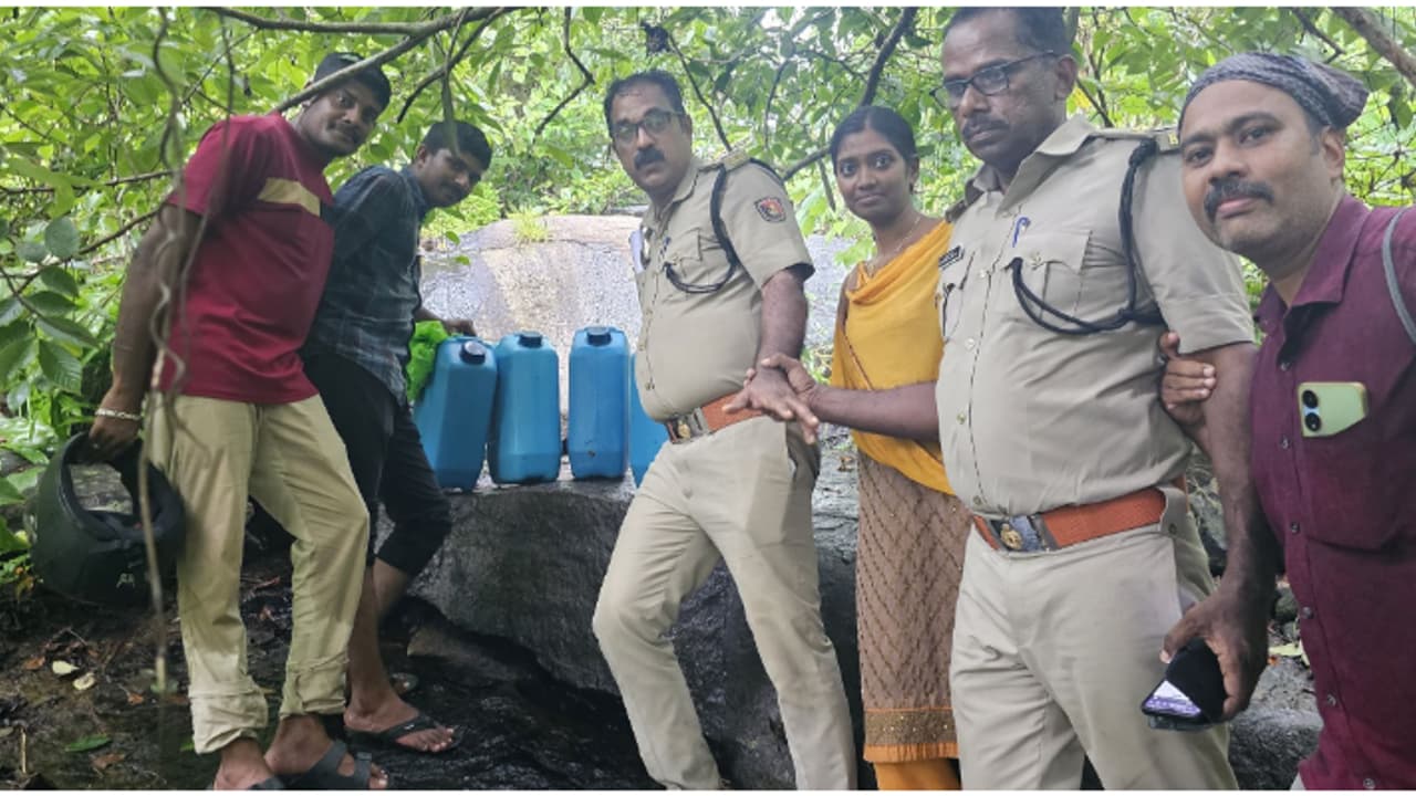 തണ്ണിത്തോട് റബർ തോട്ടത്തിന്റെ അരികിലുള്ള ഇടക്കാട്; സൂക്ഷിച്ചിരുന്നത് 520 ലിറ്റർ കോട, പിടിച്ചെടുത്ത് എക്സൈസ് തണ്ണിത്തോട് റബർ തോട്ടത്തിന്റെ അരികിലുള്ള ഇടക്കാട്; സൂക്ഷിച്ചിരുന്നത് 520 ലിറ്റർ കോട, പിടിച്ചെടുത്ത് എക്സൈസ്