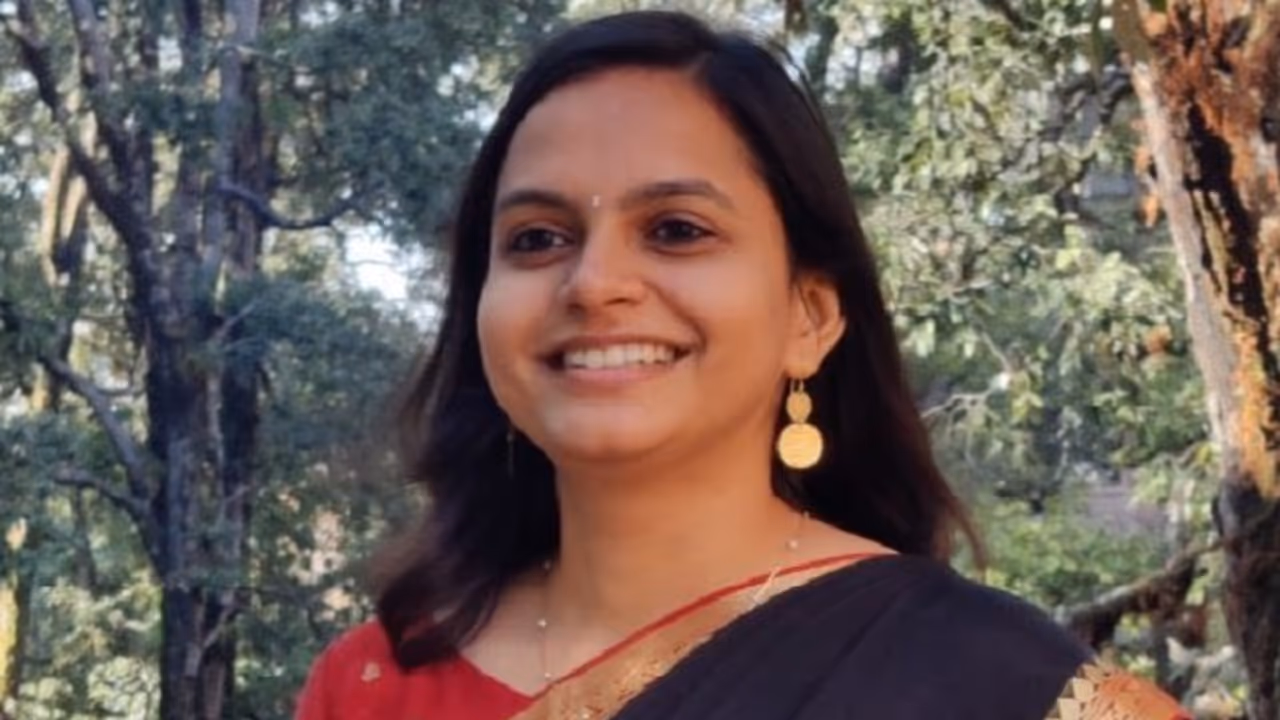 Inspired by her IAS father, this IIM MBA graduate left high paying job to become an IAS officer Inspired by her IAS father, this IIM MBA graduate left high paying job to become an IAS officer