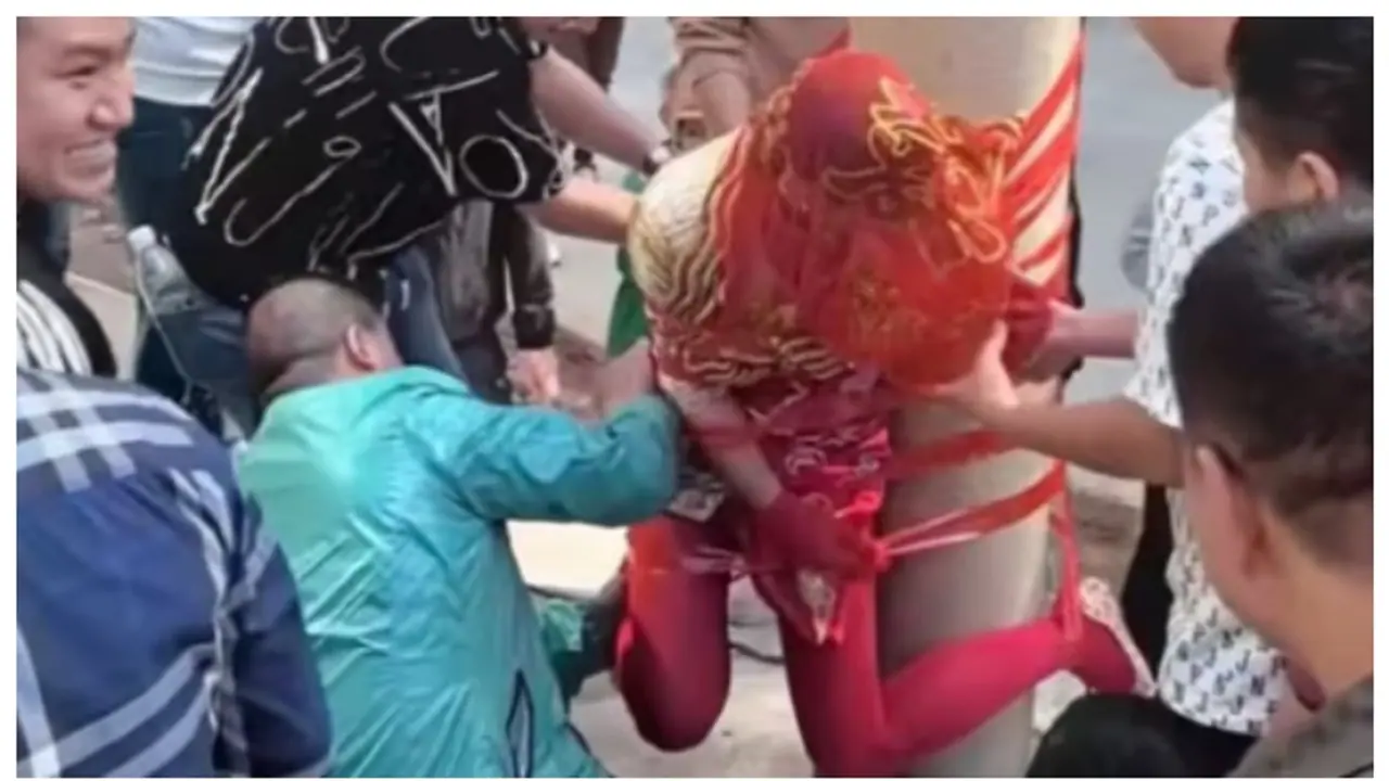 ആചാരത്തിന്‍റെ ഭാഗമായി വധുവിനെ തൂണിൽ കെട്ടി; വിവാഹ ചടങ്ങിനെതിരെ സോഷ്യൽ മീഡിയയിൽ രൂക്ഷവിമർശനം