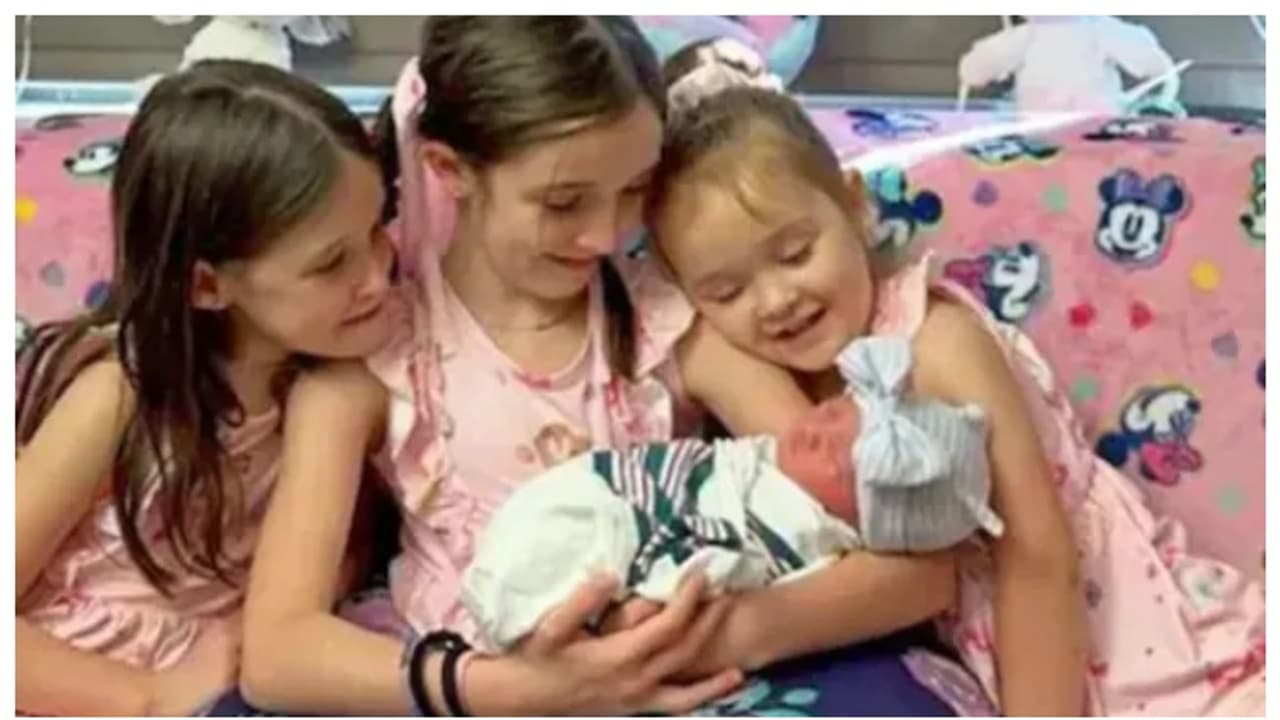 9 വർഷത്തിനിടെ ഒരമ്മയ്ക്ക് ജനിച്ചത് നാല് പെൺകുട്ടികൾ, നാല് പേർക്കും ജന്മദിനം ഒന്ന്; അപൂർവ്വങ്ങളില് അപൂർവ്വം 9 വർഷത്തിനിടെ ഒരമ്മയ്ക്ക് ജനിച്ചത് നാല് പെൺകുട്ടികൾ, നാല് പേർക്കും ജന്മദിനം ഒന്ന്; അപൂർവ്വങ്ങളില് അപൂർവ്വം