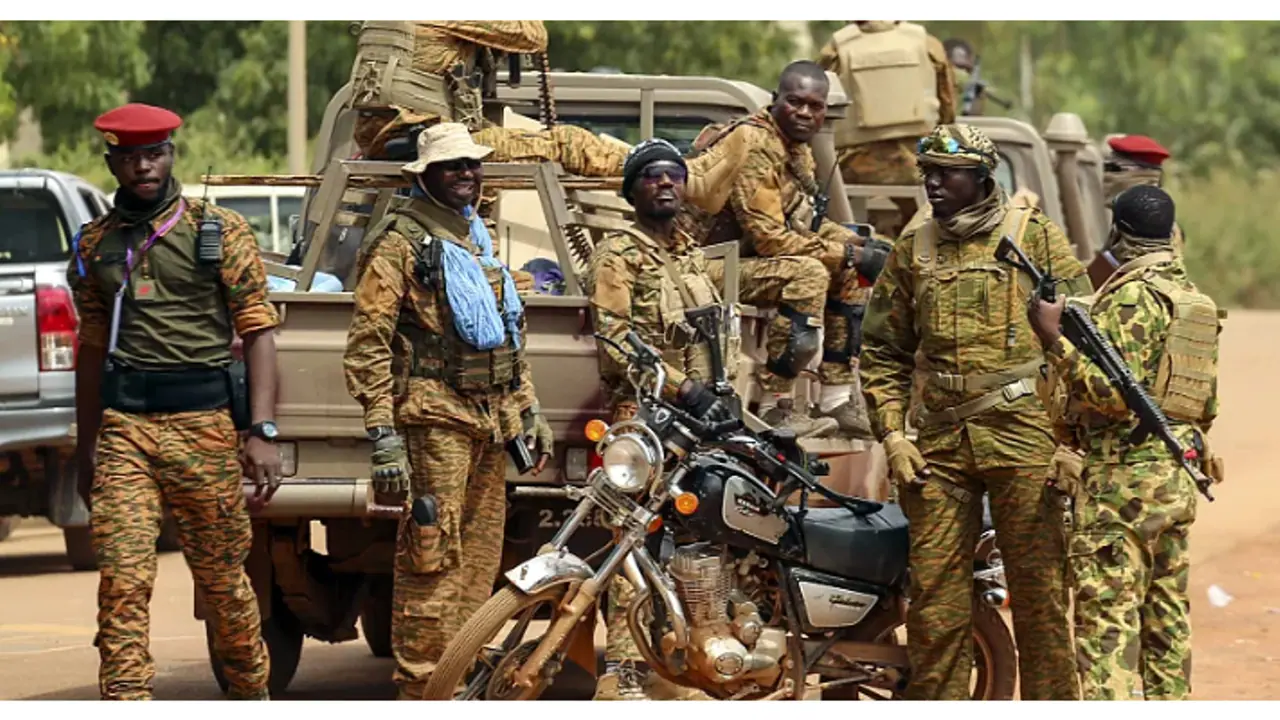 600പേരെ കിടങ്ങിലിട്ട് വെടിവെച്ച് കൊലപ്പെടുത്തി അൽഖ്വയ്ദ ബന്ധമുള്ള ഭീകര സംഘടന, ക്രൂര നരവേട്ട ലോകമറിഞ്ഞത് ഇപ്പോൾ 600പേരെ കിടങ്ങിലിട്ട് വെടിവെച്ച് കൊലപ്പെടുത്തി അൽഖ്വയ്ദ ബന്ധമുള്ള ഭീകര സംഘടന, ക്രൂര നരവേട്ട ലോകമറിഞ്ഞത് ഇപ്പോൾ