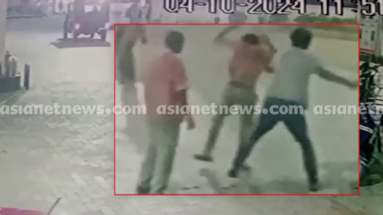 അർധരാത്രി പമ്പിലെത്തി, 100 രൂപയ്ക്ക് ഡീസലടിച്ചു, ഇപോസ് മെഷീനിൽ 1000 ബില്ല്; പമ്പ് ജീവനക്കാരന് ക്രൂര മർദ്ദനം അർധരാത്രി പമ്പിലെത്തി, 100 രൂപയ്ക്ക് ഡീസലടിച്ചു, ഇപോസ് മെഷീനിൽ 1000 ബില്ല്; പമ്പ് ജീവനക്കാരന് ക്രൂര മർദ്ദനം