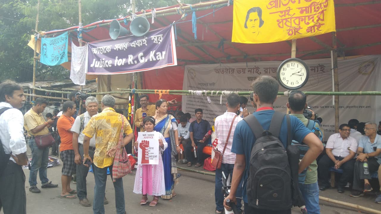 Junior doctors sit on protest Dharmatala to protest RG kar case with 10 points bsm Junior doctors sit on protest Dharmatala to protest RG kar case with 10 points bsm