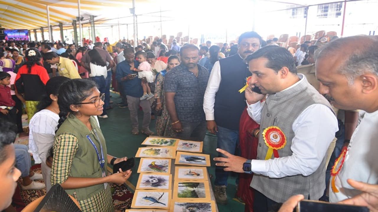 ಕೊಡಗು: ರೈತರು, ವ್ಯಾಪಾರಿಗಳಾದ ವಿದ್ಯಾರ್ಥಿಗಳು, ಮಕ್ಕಳ ಸಂತೆಯಲ್ಲಿ ವಸ್ತು ಖರೀದಿಸಿದ ಡಿಸಿ ವೆಂಕಟ ರಾಜ 