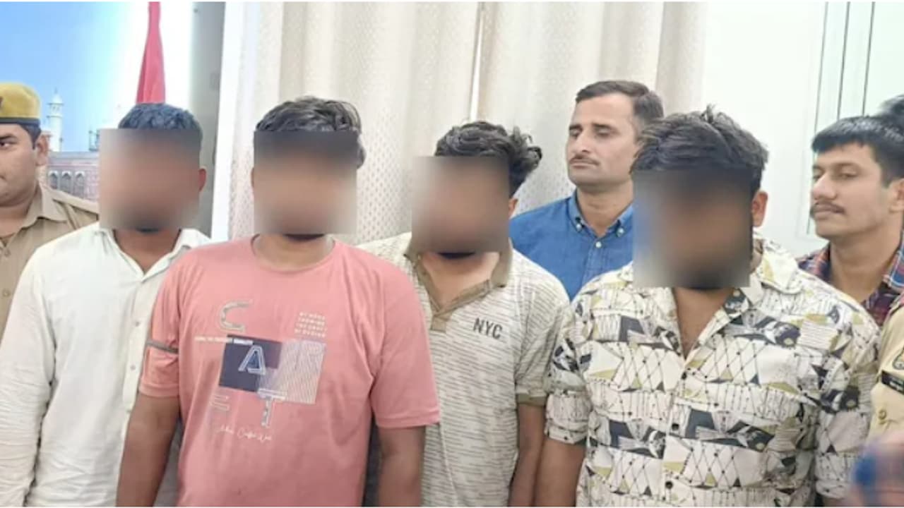 അധ്യാപികയുടെ സ്വകാര്യ വീഡിയോ വാട്സ് ആപ്പിലും ഇൻസ്റ്റഗ്രാമിലും പ്രചരിപ്പിച്ചു, നാല് വിദ്യാർഥികൾ കസ്റ്റഡിയില് അധ്യാപികയുടെ സ്വകാര്യ വീഡിയോ വാട്സ് ആപ്പിലും ഇൻസ്റ്റഗ്രാമിലും പ്രചരിപ്പിച്ചു, നാല് വിദ്യാർഥികൾ കസ്റ്റഡിയില്