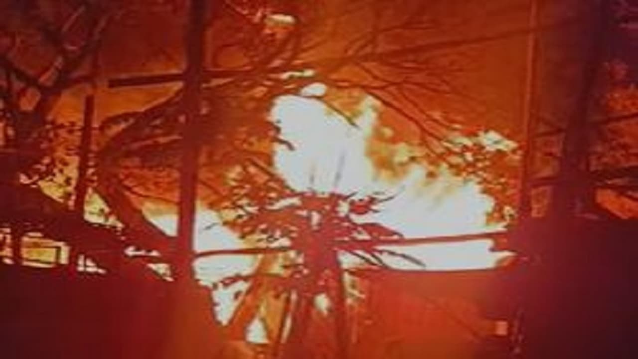 ಹೊಸಕೋಟೆ: ಮೂರು ಅಂಗಡಿಗಳಿಗೆ ಆಕಸ್ಮಿಕ ಬೆಂಕಿ, ಲಕ್ಷಾಂತರ ರೂ. ನಷ್ಟ,ತಪ್ಪಿದ ಭಾರೀ ದುರಂತ!