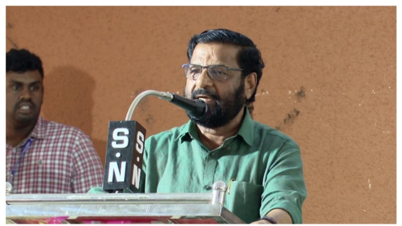 എസ്എടി ആശുപത്രി വൈദ്യുതി മുടക്കം; 'വീഴ്ചയിൽ ന്യായീകരണമില്ല'; വിമർശിച്ച് കടകംപള്ളി സുരേന്ദ്രൻ എസ്എടി ആശുപത്രി വൈദ്യുതി മുടക്കം; 'വീഴ്ചയിൽ ന്യായീകരണമില്ല'; വിമർശിച്ച് കടകംപള്ളി സുരേന്ദ്രൻ