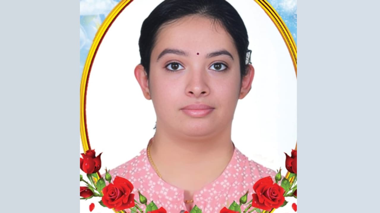 'ഈ ഫോട്ടോ വേണം പത്രത്തിൽ കൊടുക്കാൻ, പുതിയ സെറ്റ് ഉടുപ്പിക്കണം, ചുറ്റും റോസാപ്പൂക്കൾ വേണം': നൊമ്പര കുറിപ്പ്