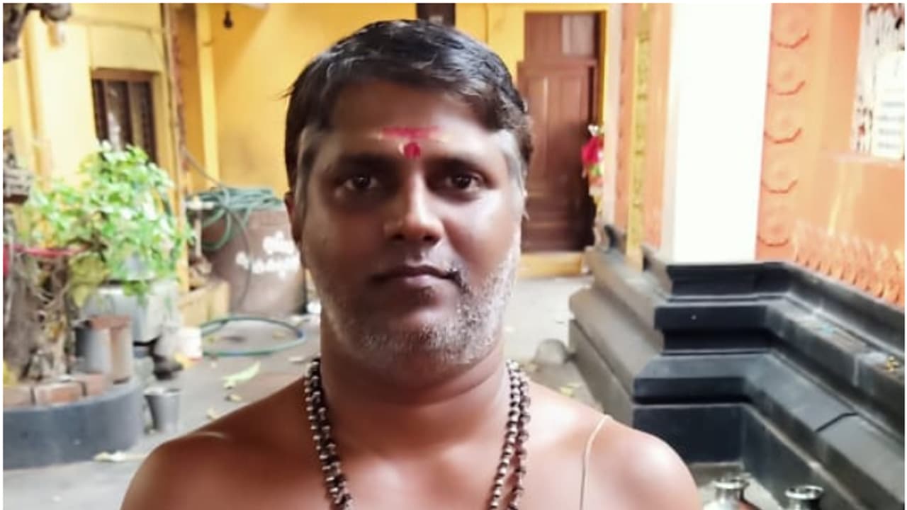 വിഗ്രഹത്തിലെ സ്വർണം മോഷ്ടിച്ചെന്ന് കേസ്; പൂജാരി അരുണ് കസ്റ്റഡിയിൽ, കവർച്ച എഡിജിപിയുടെ കുടുംബ ക്ഷേത്രത്തിൽ വിഗ്രഹത്തിലെ സ്വർണം മോഷ്ടിച്ചെന്ന് കേസ്; പൂജാരി അരുണ് കസ്റ്റഡിയിൽ, കവർച്ച എഡിജിപിയുടെ കുടുംബ ക്ഷേത്രത്തിൽ