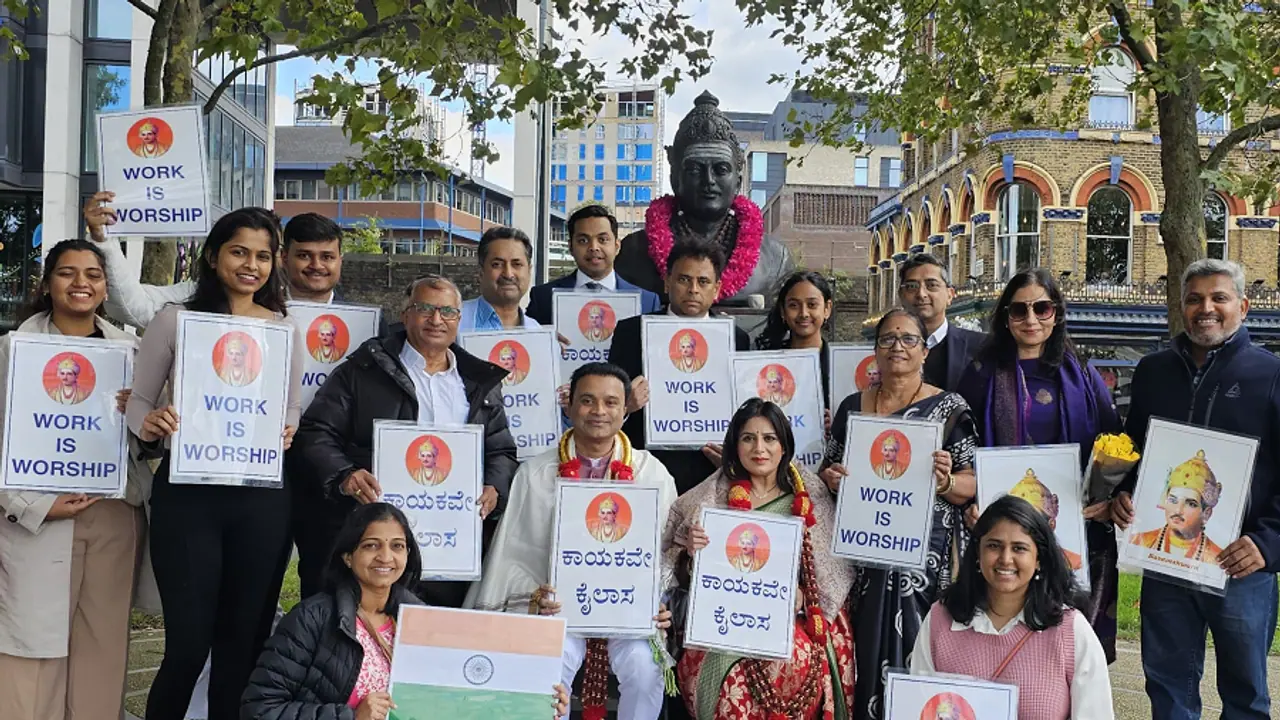 ಲಂಡನ್ನಲ್ಲಿರುವ ಬಸವೇಶ್ವರ ಪುತ್ಥಳಿಗೆ ನಮನ ಸಲ್ಲಿಸಿದ ಮಳೆ ಹುಡುಗಿ ಪೂಜಾ ಗಾಂಧಿ ದಂಪತಿ! ಲಂಡನ್ನಲ್ಲಿರುವ ಬಸವೇಶ್ವರ ಪುತ್ಥಳಿಗೆ ನಮನ ಸಲ್ಲಿಸಿದ ಮಳೆ ಹುಡುಗಿ ಪೂಜಾ ಗಾಂಧಿ ದಂಪತಿ!