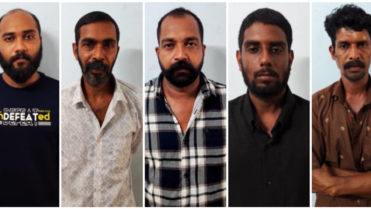 വീട്ടിൽ കയറി ഭർത്താവിനെ ആക്രമിച്ചു, ഭാര്യയെ കുത്തി, അമ്മയെ ചവിട്ടി വീഴ്ത്തി; പ്രതികള് പിടിയില് വീട്ടിൽ കയറി ഭർത്താവിനെ ആക്രമിച്ചു, ഭാര്യയെ കുത്തി, അമ്മയെ ചവിട്ടി വീഴ്ത്തി; പ്രതികള് പിടിയില്