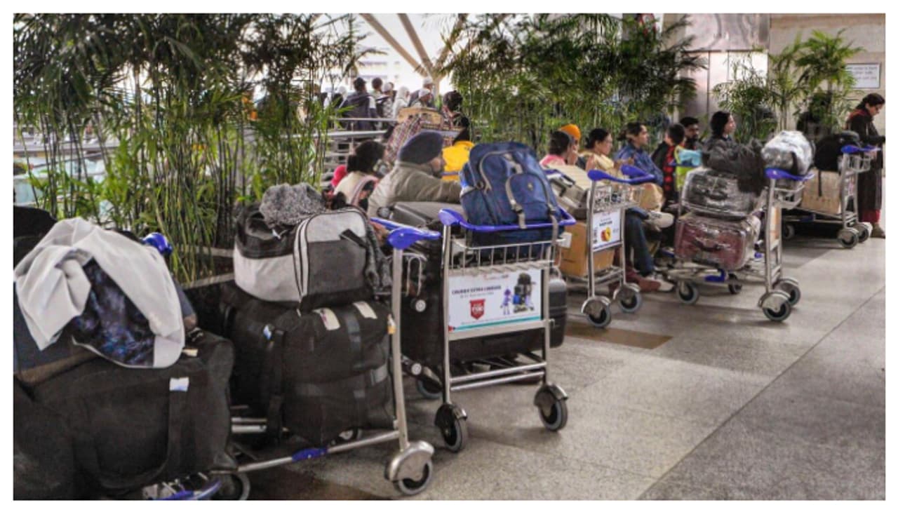 ചില യാത്രക്കാരെ എയർപോർട്ടിൽ തടഞ്ഞു, ടിക്കറ്റുകൾ റദ്ദാക്കി; ഇന്ത്യക്കാരേ ശ്രദ്ധിക്കൂ, മറക്കരുത് എമിറേറ്റ്സ് ഐഡി ചില യാത്രക്കാരെ എയർപോർട്ടിൽ തടഞ്ഞു, ടിക്കറ്റുകൾ റദ്ദാക്കി; ഇന്ത്യക്കാരേ ശ്രദ്ധിക്കൂ, മറക്കരുത് എമിറേറ്റ്സ് ഐഡി