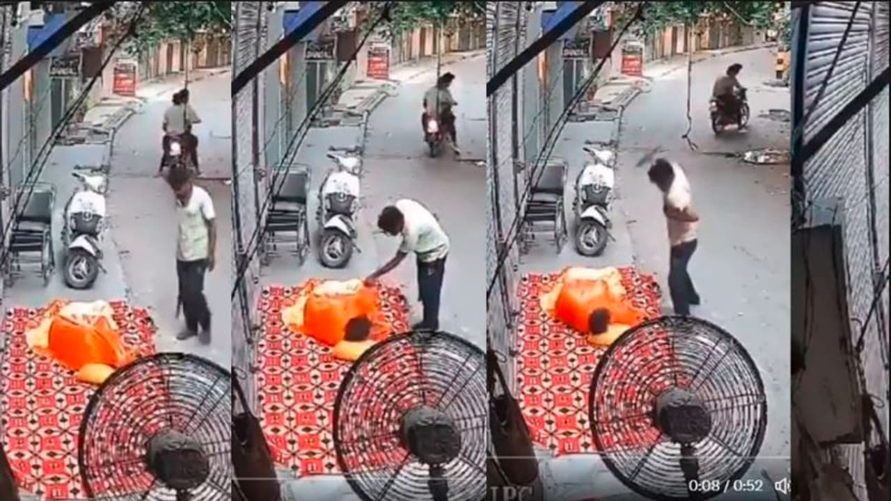 ಇಲ್ಲಿ ಮೂತ್ರ ಮಾಡ್ಬೇಡ ಎಂದ ಬಡಪಾಯಿಗೆ ಹಿಗ್ಗಾಮುಗ್ಗಾ ಥಳಿಸಿದ ಯುವಕ : ವೀಡಿಯೋ ಇಲ್ಲಿ ಮೂತ್ರ ಮಾಡ್ಬೇಡ ಎಂದ ಬಡಪಾಯಿಗೆ ಹಿಗ್ಗಾಮುಗ್ಗಾ ಥಳಿಸಿದ ಯುವಕ : ವೀಡಿಯೋ