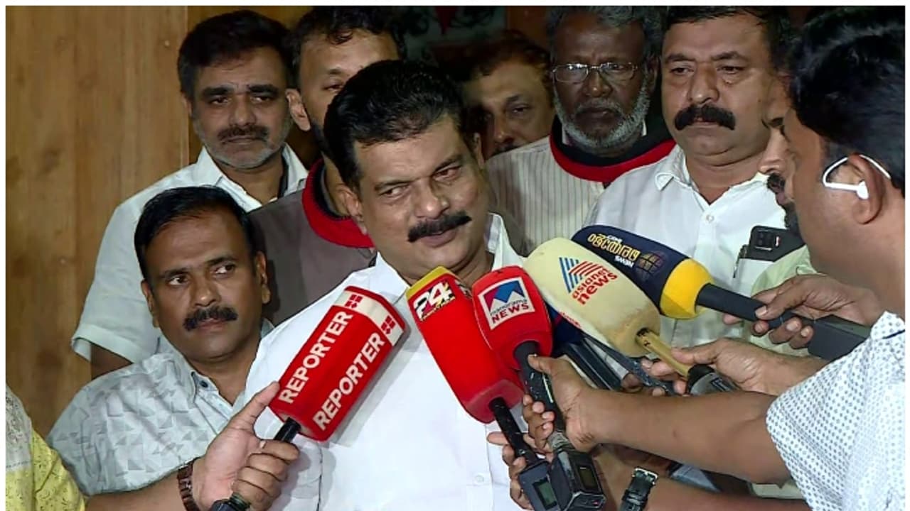 'അപ്പുറം പാക്കലാം അയ്യാ, ഇനി തമിഴ് താൻ പേസും'; തമിഴിൽ മറുപടിയുമായി അൻവർ, വാഹനം പൊലീസ് തടയുന്നുവെന്നും ആരോപണം 'അപ്പുറം പാക്കലാം അയ്യാ, ഇനി തമിഴ് താൻ പേസും'; തമിഴിൽ മറുപടിയുമായി അൻവർ, വാഹനം പൊലീസ് തടയുന്നുവെന്നും ആരോപണം