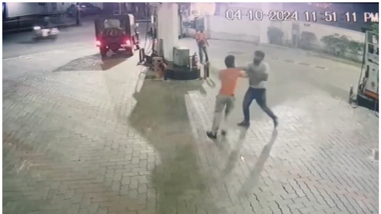 അർദ്ധരാത്രി ജീപ്പിലെത്തിയ ആളിന് 100 രൂപയ്ക്ക് ഡീസൽ വേണം; ഗൂഗിൾ പേ ചെയ്യാനൊരുങ്ങിയപ്പോൾ തെറ്റി, പമ്പിൽ പരാക്രമം അർദ്ധരാത്രി ജീപ്പിലെത്തിയ ആളിന് 100 രൂപയ്ക്ക് ഡീസൽ വേണം; ഗൂഗിൾ പേ ചെയ്യാനൊരുങ്ങിയപ്പോൾ തെറ്റി, പമ്പിൽ പരാക്രമം