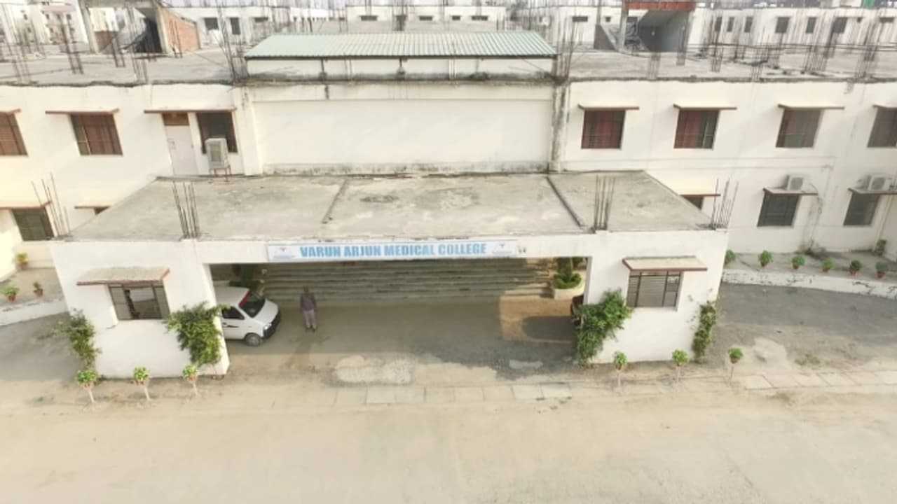 എംബിബിഎസ് വിദ്യാർത്ഥിയുടെ മൃതദേഹം ഹോസ്റ്റലിന് പിന്നിൽ കണ്ടെത്തി; യുപി മെഡിക്കൽ കോളേജിൽ പൊലീസ് പരിശോധ തുടങ്ങി എംബിബിഎസ് വിദ്യാർത്ഥിയുടെ മൃതദേഹം ഹോസ്റ്റലിന് പിന്നിൽ കണ്ടെത്തി; യുപി മെഡിക്കൽ കോളേജിൽ പൊലീസ് പരിശോധ തുടങ്ങി