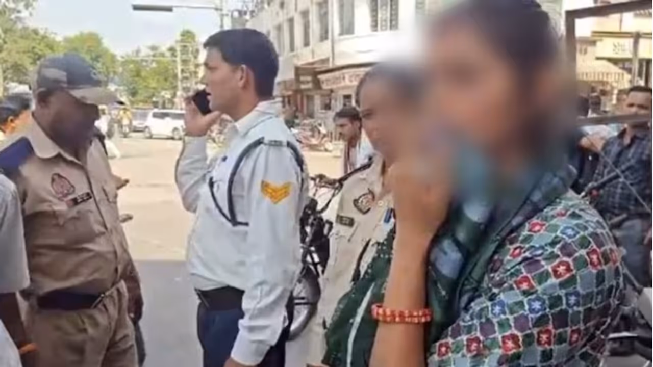 റസ്റ്റോറന്റിൽ ഇരുന്ന് ഭക്ഷണം ഓർഡർ ചെയ്തു, 5 മിനിറ്റ് സംസാരത്തിനിടയിൽ യുവതി ആസിഡ് ഒഴിച്ചു, യുവാവിനെ കാണാനില്ല റസ്റ്റോറന്റിൽ ഇരുന്ന് ഭക്ഷണം ഓർഡർ ചെയ്തു, 5 മിനിറ്റ് സംസാരത്തിനിടയിൽ യുവതി ആസിഡ് ഒഴിച്ചു, യുവാവിനെ കാണാനില്ല