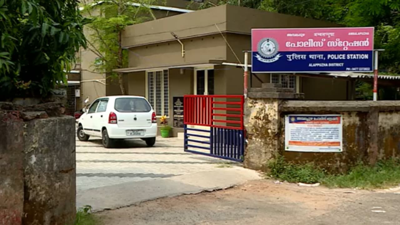 നീർക്കുന്നം ബാറിലെ ജീവനക്കാരനെ തലക്കടിച്ച് പരിക്കേൽപ്പിച്ച കേസിലെ പ്രതികൾ അറസ്റ്റിൽ നീർക്കുന്നം ബാറിലെ ജീവനക്കാരനെ തലക്കടിച്ച് പരിക്കേൽപ്പിച്ച കേസിലെ പ്രതികൾ അറസ്റ്റിൽ