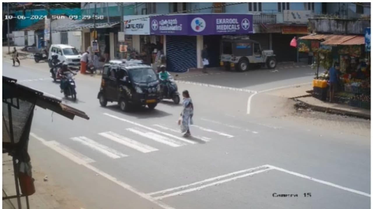 സീബ്രാ ക്രോസിങിലൂടെ റോഡ് മുറിച്ചുകടക്കുകയായിരുന്ന വീട്ടമ്മയെ ബൈക്ക് ഇടിച്ചുവീഴ്ത്തി; ഗുരുതര പരിക്കുകൾ സീബ്രാ ക്രോസിങിലൂടെ റോഡ് മുറിച്ചുകടക്കുകയായിരുന്ന വീട്ടമ്മയെ ബൈക്ക് ഇടിച്ചുവീഴ്ത്തി; ഗുരുതര പരിക്കുകൾ