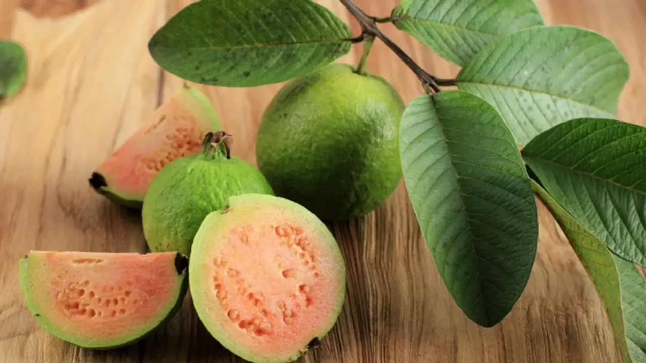 വെറും വയറ്റില്‍ പേരയ്ക്ക കഴിക്കാറുണ്ടോ? എങ്കില്‍, നിങ്ങളറിയേണ്ടത്... 