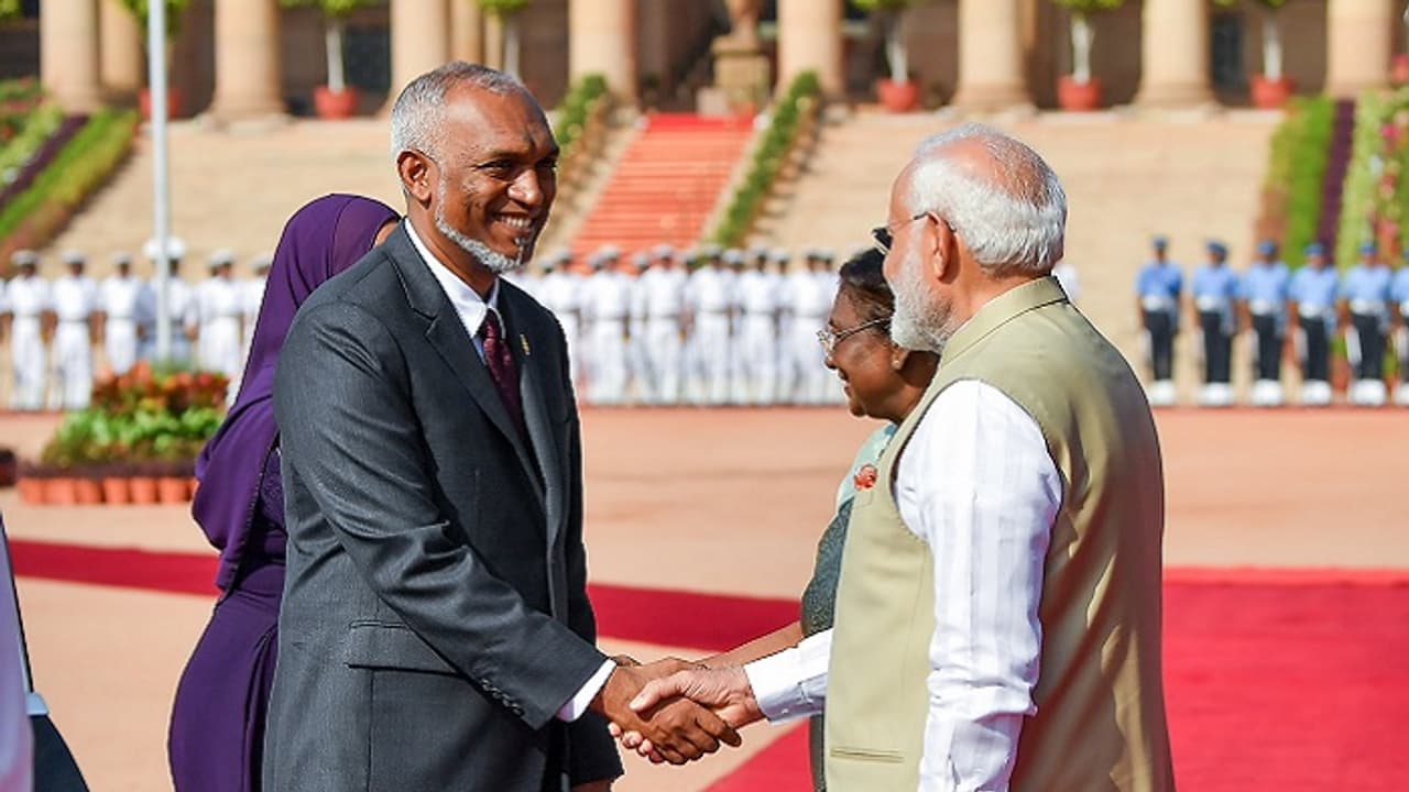 PM Modi welcomes Maldives President Mohamed Muizzu, engages in diplomatic meeting at Hyderabad House (WATCH)