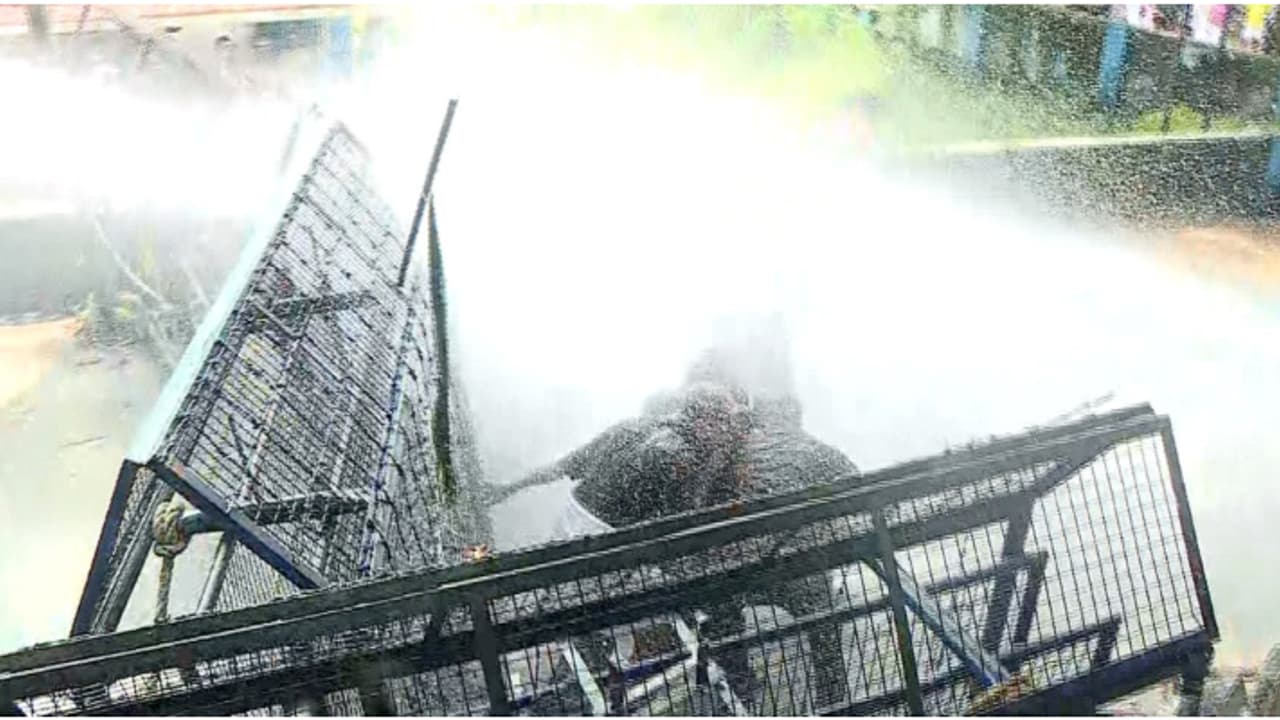 സ്വര്ണക്കടത്ത് തടയാൻ മതവിധി, ജലീലിനെതിരെ ആളിപ്പടര്ന്ന് പ്രതിഷേധം; യൂത്ത് ലീഗ് മാർച്ചിൽ ജലപീരങ്കി പ്രയോഗിച്ചു സ്വര്ണക്കടത്ത് തടയാൻ മതവിധി, ജലീലിനെതിരെ ആളിപ്പടര്ന്ന് പ്രതിഷേധം; യൂത്ത് ലീഗ് മാർച്ചിൽ ജലപീരങ്കി പ്രയോഗിച്ചു