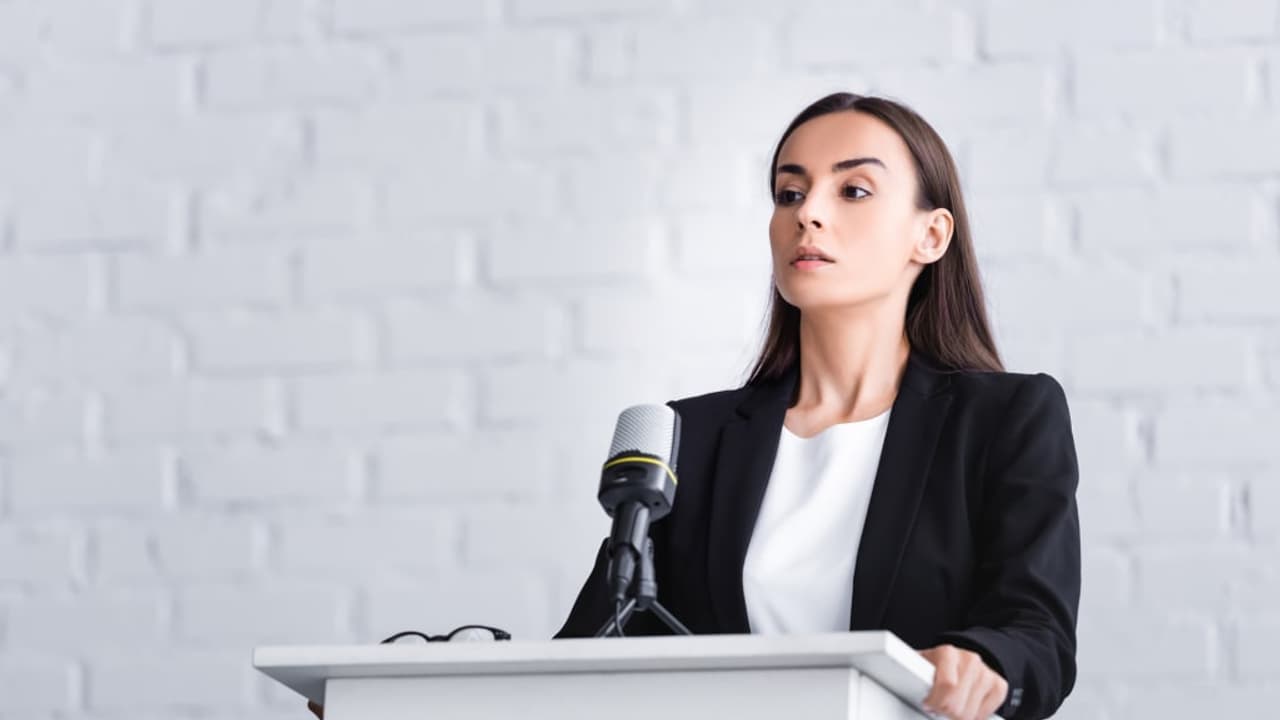 மேடையில் பேசணும்னாலே பயமா இருக்கா? அதை போக்க உதவும் சூப்பர் டிப்ஸ்!