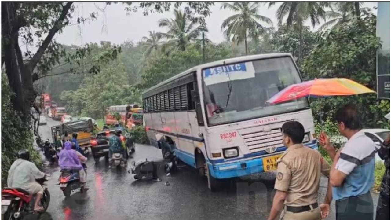 വൺവെ തെറ്റിച്ച് വന്ന കെഎസ്ആർടിസി ബസ് സ്കൂട്ടറിലും പിക്കപ്പ് വാനിലും ഇടിച്ചു; സ്കൂട്ടർ യാത്രികന് പരിക്ക് വൺവെ തെറ്റിച്ച് വന്ന കെഎസ്ആർടിസി ബസ് സ്കൂട്ടറിലും പിക്കപ്പ് വാനിലും ഇടിച്ചു; സ്കൂട്ടർ യാത്രികന് പരിക്ക്