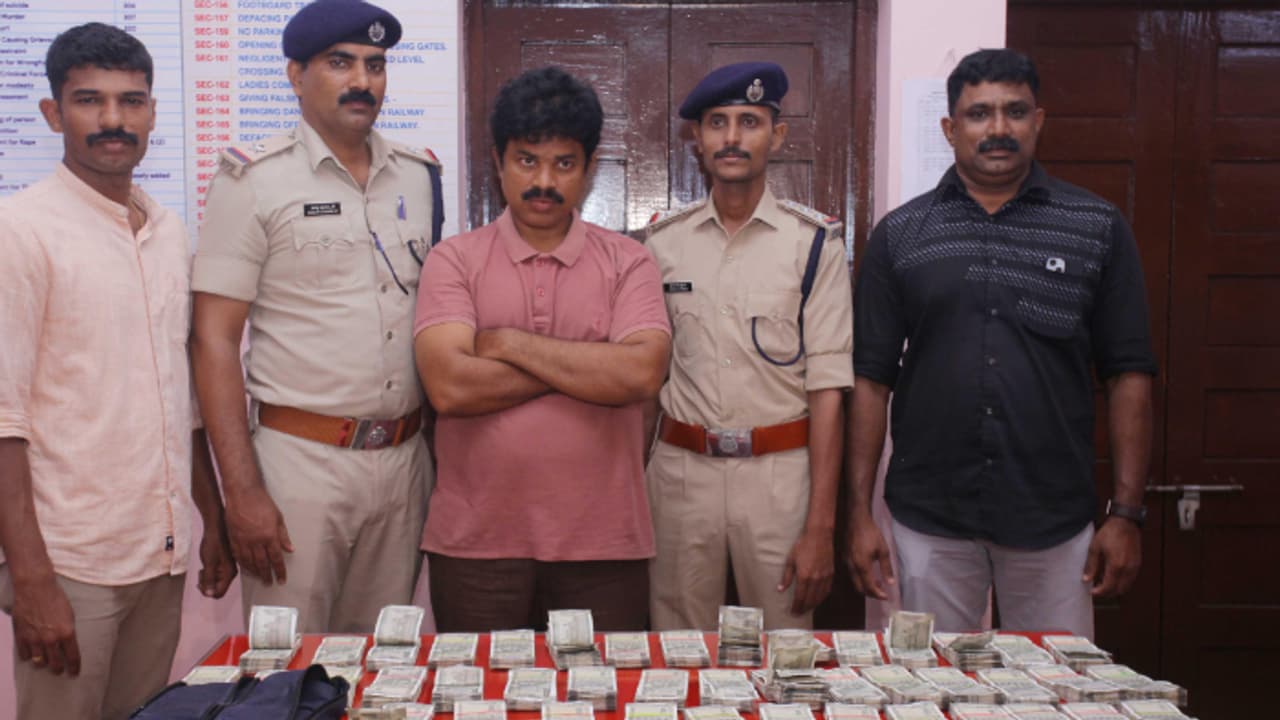 ട്രെയിനിലെ ജനറൽ കോച്ചിൽ യാത്ര, വസ്ത്രത്തിനുള്ളിൽ പ്രത്യേകതരം ജാക്കറ്റ്, പരിശോധനയിൽ 28 ലക്ഷം പിടിച്ചെടുത്തു ട്രെയിനിലെ ജനറൽ കോച്ചിൽ യാത്ര, വസ്ത്രത്തിനുള്ളിൽ പ്രത്യേകതരം ജാക്കറ്റ്, പരിശോധനയിൽ 28 ലക്ഷം പിടിച്ചെടുത്തു