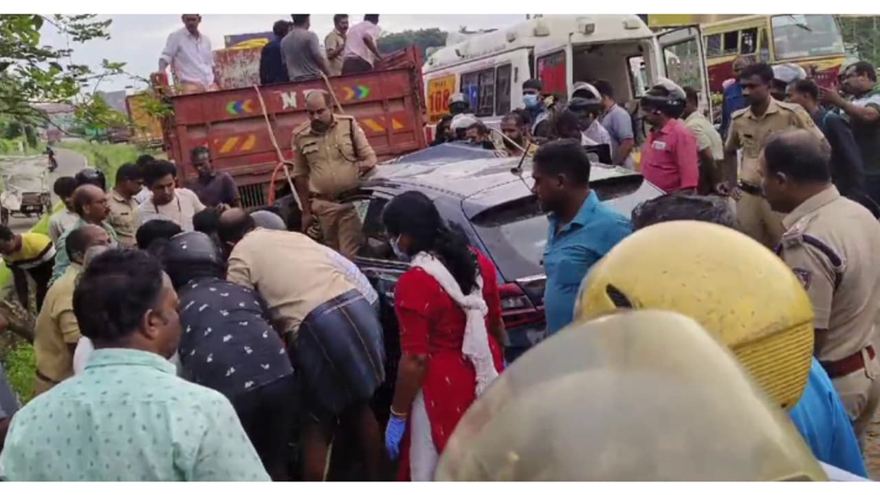 കൊച്ചിയിൽ ടോൾ പ്ലാസയ്ക്ക് സമീപം കാർ ലോറിക്ക് പിന്നിൽ ഇടിച്ച് അപകടം: യുവതി മരിച്ചു, ഭർത്താവിനും മകനും പരിക്ക് കൊച്ചിയിൽ ടോൾ പ്ലാസയ്ക്ക് സമീപം കാർ ലോറിക്ക് പിന്നിൽ ഇടിച്ച് അപകടം: യുവതി മരിച്ചു, ഭർത്താവിനും മകനും പരിക്ക്