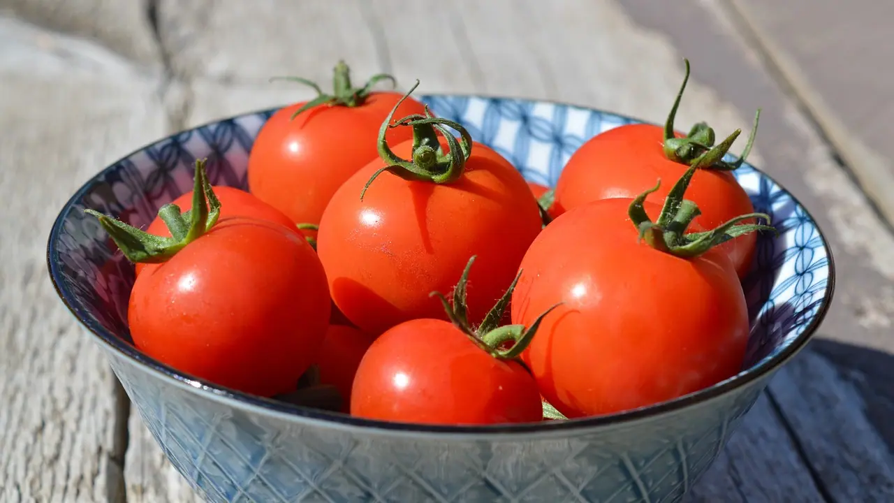 തക്കാളി കഴിച്ചാൽ ലഭിക്കും ഈ ആരോ​ഗ്യ​ഗുണങ്ങൾ 