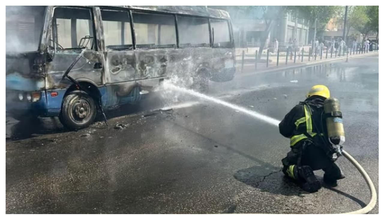 ഓടിക്കൊണ്ടിരുന്ന മിനിബസിന് തീപിടിച്ചു; സംഭവം റിയാദിൽ, വൻ ദുരന്തം ഒഴിവായി, ഡ്രൈവറും യാത്രക്കാരും രക്ഷപ്പെട്ടു ഓടിക്കൊണ്ടിരുന്ന മിനിബസിന് തീപിടിച്ചു; സംഭവം റിയാദിൽ, വൻ ദുരന്തം ഒഴിവായി, ഡ്രൈവറും യാത്രക്കാരും രക്ഷപ്പെട്ടു