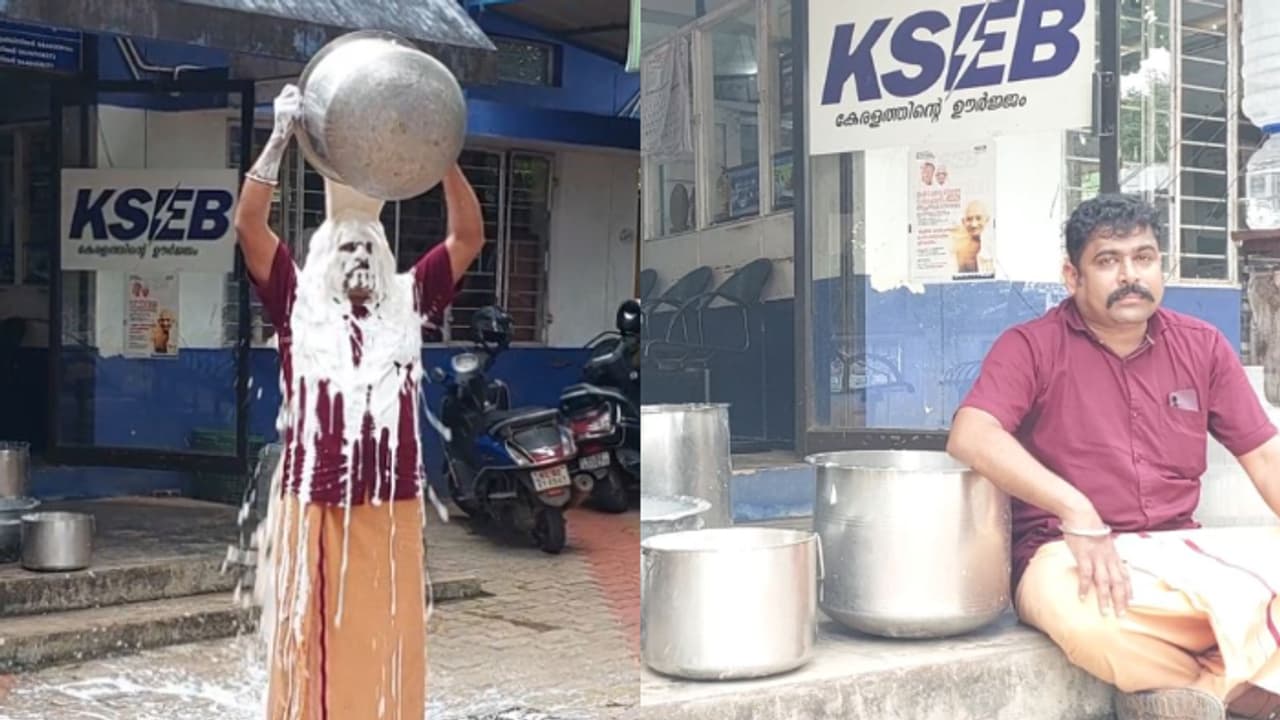 മുന്നറിയിപ്പില്ലാതെ വൈദ്യുതി മുടങ്ങി; കെഎസ്ഇബി ഓഫീസിന് മുന്നിൽ അരിമാവിൽ കുളിച്ച് മില്ലുടമയുടെ പ്രതിഷേധം