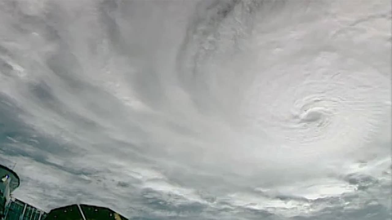 വിനാശകാരിയായ മില്‍ട്ടണ്‍ കൊടുങ്കാറ്റിന് മീതെ പറന്ന് ബഹിരാകാശ നിലയം; ശ്വാസം അടക്കിപ്പിടിച്ച് കാണേണ്ട വീഡിയോ 