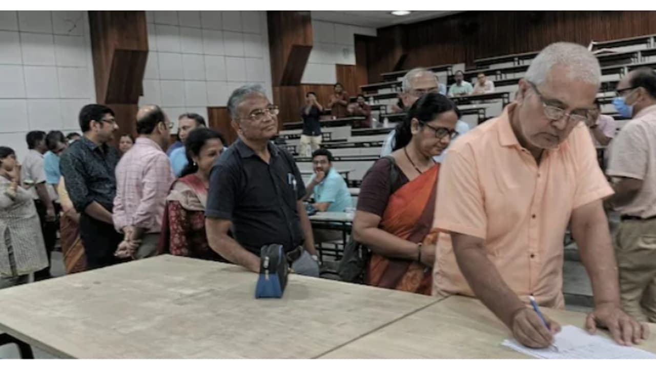 ഒറ്റയടിക്ക് 50 സീനിയർ ഡോക്ടർമാർ രാജിവെച്ചു, ജൂനിയർ ഡോക്ടർമാർക്ക പൂർണ പിന്തുണ, കൊൽക്കത്തയിൽ സമരം കടുക്കുന്നു ഒറ്റയടിക്ക് 50 സീനിയർ ഡോക്ടർമാർ രാജിവെച്ചു, ജൂനിയർ ഡോക്ടർമാർക്ക പൂർണ പിന്തുണ, കൊൽക്കത്തയിൽ സമരം കടുക്കുന്നു