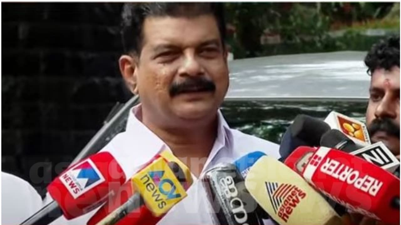 'കോടാലി' വിമർശനത്തിന് മറുപടിയുമായി പിവി അൻവര് ; 'എംവി ഗോവിന്ദന് ആദ്യം ക്ലാസെടുത്ത് കൊടുക്കണം' 'കോടാലി' വിമർശനത്തിന് മറുപടിയുമായി പിവി അൻവര് ; 'എംവി ഗോവിന്ദന് ആദ്യം ക്ലാസെടുത്ത് കൊടുക്കണം'