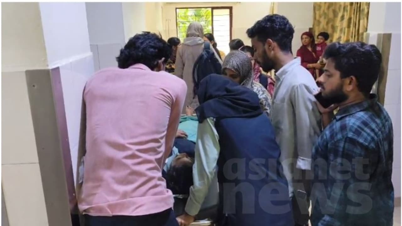 കൊണ്ടോട്ടി ഇഎംഇഎ കോളേജിൽ ഇരുമ്പ് ഗോവണി തകർന്ന് വീണു; 10 വിദ്യാർത്ഥികൾക്ക് പരിക്ക്