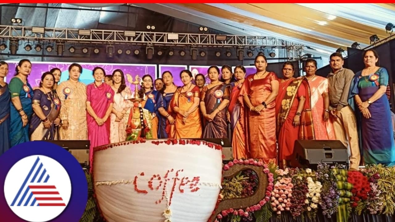 ಮಡಿಕೇರಿ ದಸರಾ: ಮದರಂಗಿ ಹಾಕಿ, ಕಣ್ಕಟ್ಟಿ ಮೇಕಪ್ ಮಾಡಿ ದರ್ಬಾರ್ ಮಾಡಿದ ಮಹಿಳೆಯರು! ಮಡಿಕೇರಿ ದಸರಾ: ಮದರಂಗಿ ಹಾಕಿ, ಕಣ್ಕಟ್ಟಿ ಮೇಕಪ್ ಮಾಡಿ ದರ್ಬಾರ್ ಮಾಡಿದ ಮಹಿಳೆಯರು!