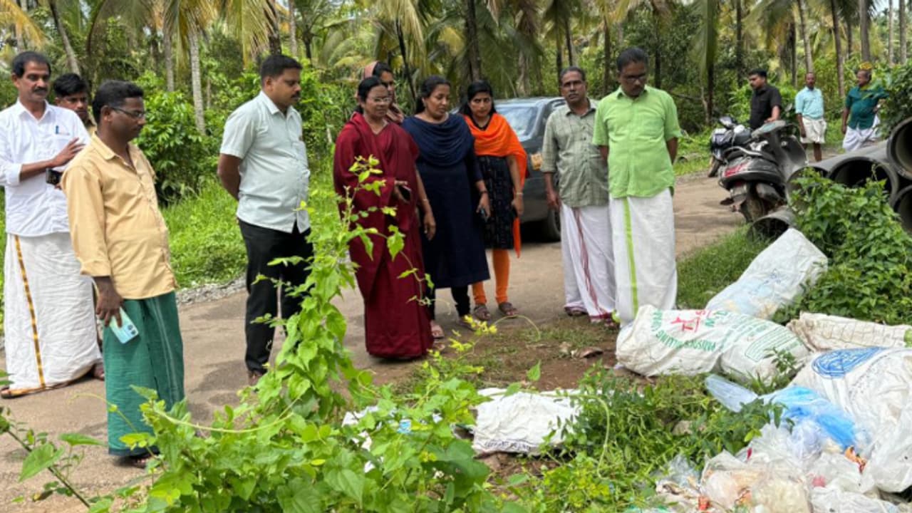 വയലിൽ 6 ചാക്കുകൾ, പരിശോധിച്ചപ്പോൾ തെളിവ് കിട്ടി, 'പ്രാർത്ഥന വീട്'; തിരിച്ചെടുപ്പിച്ചു, 50,000 രൂപ പിഴ ചുമത്തി വയലിൽ 6 ചാക്കുകൾ, പരിശോധിച്ചപ്പോൾ തെളിവ് കിട്ടി, 'പ്രാർത്ഥന വീട്'; തിരിച്ചെടുപ്പിച്ചു, 50,000 രൂപ പിഴ ചുമത്തി