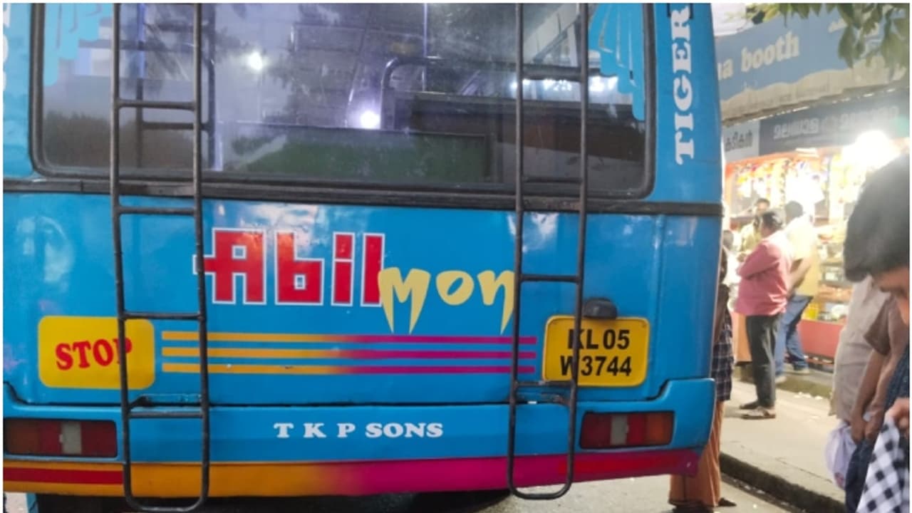 തൊടുപുഴ ബസ് സ്റ്റാൻഡിൽ ബസ്സിനടിയിൽപ്പെട്ട് മധ്യവയസ്കന് ദാരുണാന്ത്യം തൊടുപുഴ ബസ് സ്റ്റാൻഡിൽ ബസ്സിനടിയിൽപ്പെട്ട് മധ്യവയസ്കന് ദാരുണാന്ത്യം