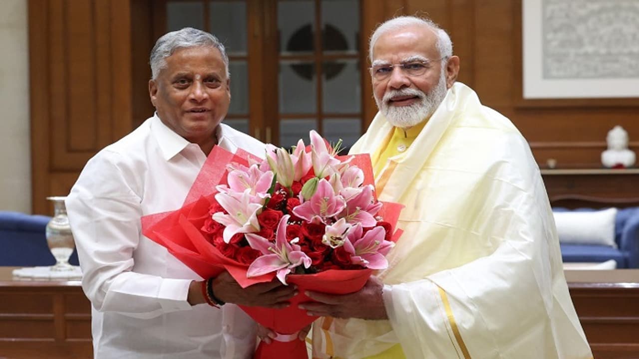 ಮೋದಿ ಭೇಟಿ ಮಾಡಿದ ಸಚಿವ ಸೋಮಣ್ಣ: ಕರ್ನಾಟಕದ ಸರ್ವಾಂಗೀಣ ಅಭಿವೃದ್ಧಿಯ ಬಗ್ಗೆ ಚರ್ಚೆ ಮೋದಿ ಭೇಟಿ ಮಾಡಿದ ಸಚಿವ ಸೋಮಣ್ಣ: ಕರ್ನಾಟಕದ ಸರ್ವಾಂಗೀಣ ಅಭಿವೃದ್ಧಿಯ ಬಗ್ಗೆ ಚರ್ಚೆ