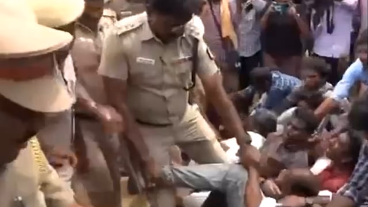 Clashes erupt between TN police, Samsung workers amid protests for union recognition and higher wages (WATCH) Clashes erupt between TN police, Samsung workers amid protests for union recognition and higher wages (WATCH)