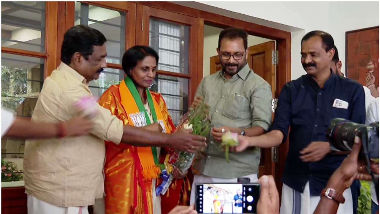 മോദിയുടെ പ്രഭാവമാണ് ബിജെപിയിലെത്തിച്ചതെന്ന് ശ്രീലേഖ; തെരഞ്ഞെടുപ്പ് രാഷ്ട്രീയത്തിലേക്ക് വരുമോ എന്നതിനും മറുപടി മോദിയുടെ പ്രഭാവമാണ് ബിജെപിയിലെത്തിച്ചതെന്ന് ശ്രീലേഖ; തെരഞ്ഞെടുപ്പ് രാഷ്ട്രീയത്തിലേക്ക് വരുമോ എന്നതിനും മറുപടി