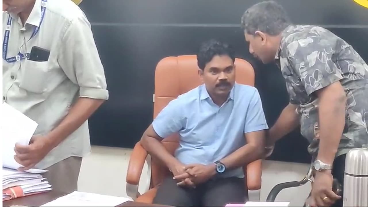 സസ്പെൻഷൻ, അടുത്ത ദിവസം ട്രിബ്യൂണൽ വിധിയിൽ തിരികെ, അന്ന് തന്നെ ഇടുക്കി ഡിഎംഒ അറസ്റ്റിലായത് കൈക്കൂലി വാങ്ങിയതിന് സസ്പെൻഷൻ, അടുത്ത ദിവസം ട്രിബ്യൂണൽ വിധിയിൽ തിരികെ, അന്ന് തന്നെ ഇടുക്കി ഡിഎംഒ അറസ്റ്റിലായത് കൈക്കൂലി വാങ്ങിയതിന്