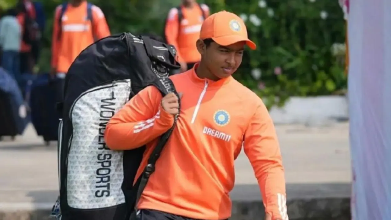 സച്ചിനെപ്പോലും പിന്നിലാക്കി റെക്കോർഡിട്ടിട്ടു, എന്നിട്ടും 12കാരൻ വൈഭവ് സൂര്യവൻശിക്ക് ബിഹാർ രഞ്ജി ടീമിൽ ഇടമില്ല സച്ചിനെപ്പോലും പിന്നിലാക്കി റെക്കോർഡിട്ടിട്ടു, എന്നിട്ടും 12കാരൻ വൈഭവ് സൂര്യവൻശിക്ക് ബിഹാർ രഞ്ജി ടീമിൽ ഇടമില്ല